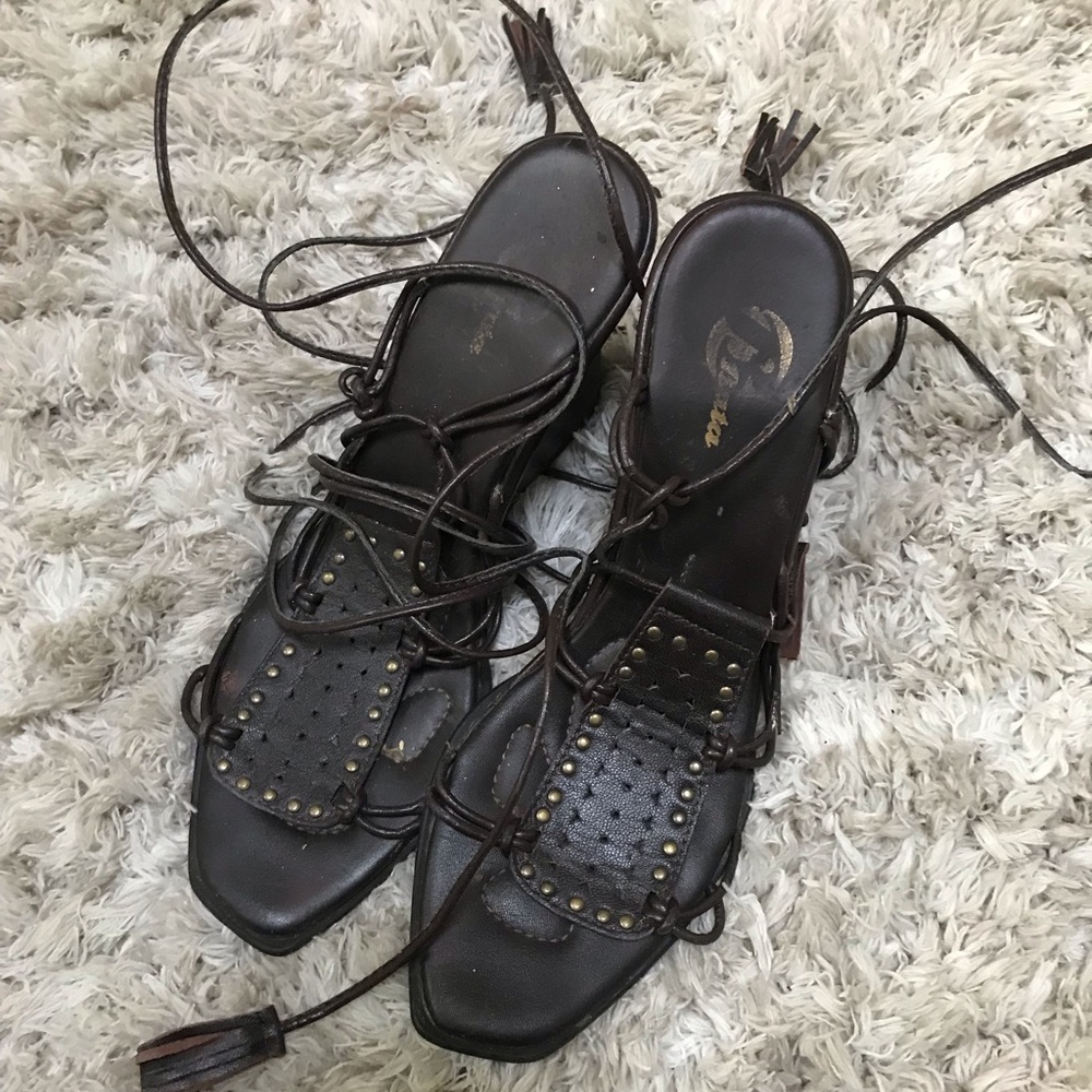 WEDGE SANDAL with wraparound leg tie